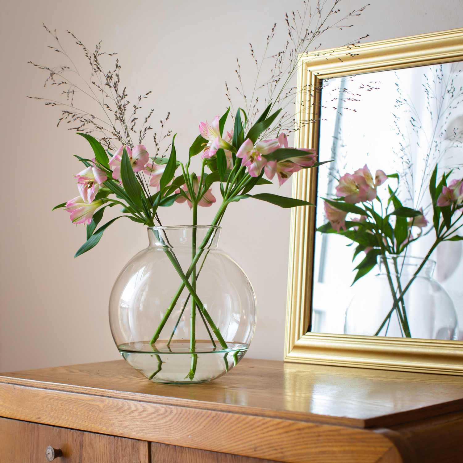 SZKLANA FORMA, KTÓRA PODKREŚLA NATURALNE PIĘKNO ROŚLIN